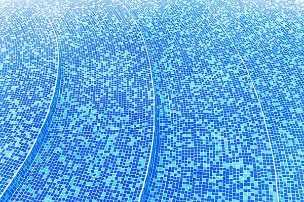 Bela piscina com azulejos azuis closeup . — Fotografia de Stock