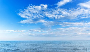 Gün batımında deniz manzarası.