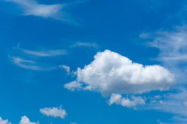 Cielo azul fondo con nubes. — Foto de Stock