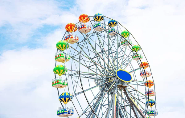 Ferris wiel tegen de lucht. — Stockfoto