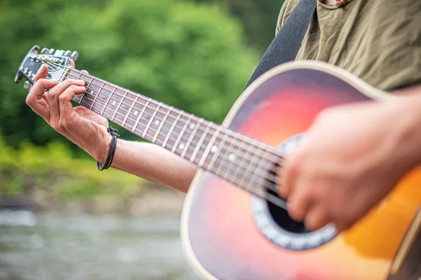 Guitarra acústica tocando. — Foto de Stock