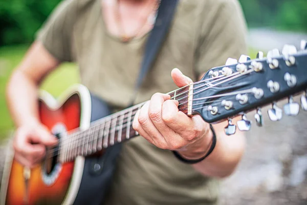 Akustisk gitarr spelar. — Stockfoto