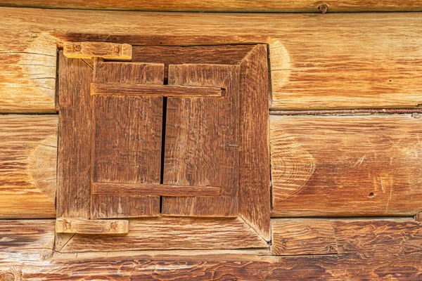 Oud venster van een houten huis. — Stockfoto