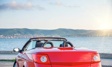 Akşamları deniz kıyısında bir araba..