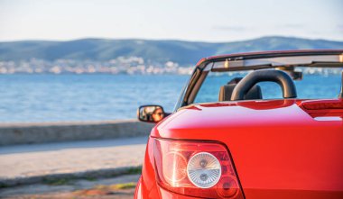 Akşamları deniz kıyısında bir araba..