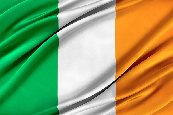 風に揺れるカラフルなアイルランドの旗. — ストック写真
