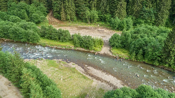 Wald und Fluss aus der Vogelperspektive. Foto aus der Drohne. — Stockfoto