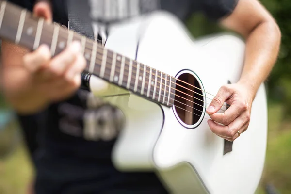 Guitarra acústica tocando. — Foto de Stock