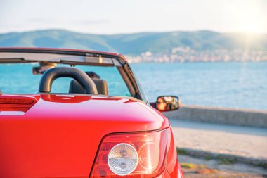 Akşamları deniz kıyısında bir araba..