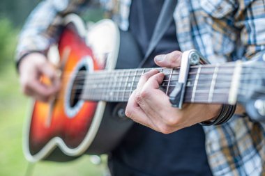 Akustik Gitar Çalma.