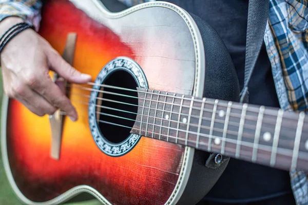 Guitarra acústica tocando. — Foto de Stock