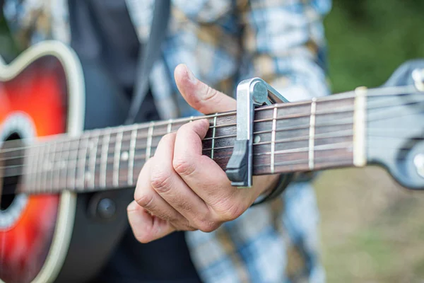 Guitarra acústica tocando. — Foto de Stock