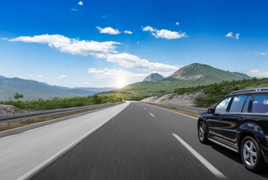 Otoyolda siyah bir araba..