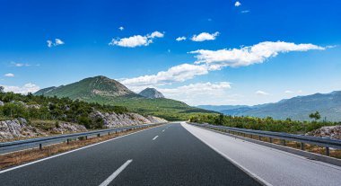 Mavi gökyüzü olan dağ yolu.