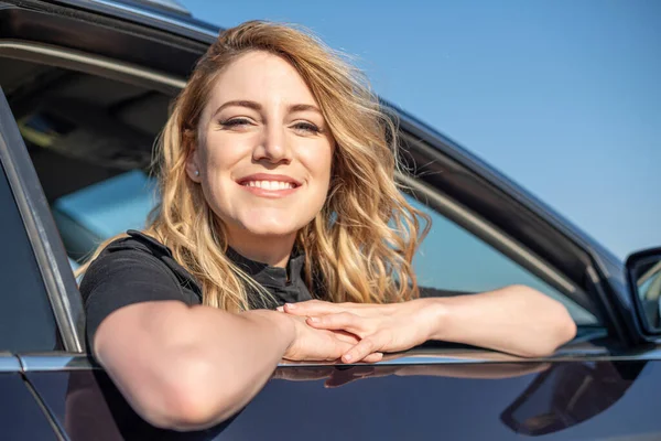 Blond i bilen. Attraktiv kvinna kör bil. — Stockfoto