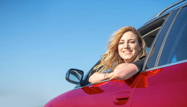 Rubia en el coche. Mujer atractiva conduce un coche. — Foto de Stock