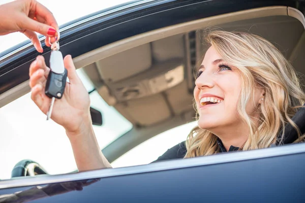 Mulher bonita recebe a chave do carro — Fotografia de Stock