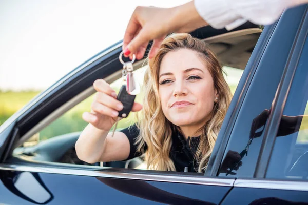 Mulher bonita recebe a chave do carro — Fotografia de Stock