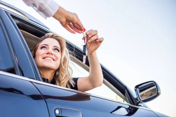 Belle femme obtient la clé de la voiture — Photo