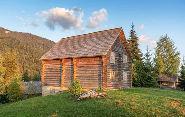 Vieille maison abandonnée dans les bois — Photo