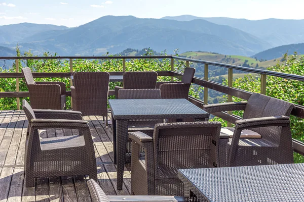Masalı teras ve dağ manzaralı sandalyeler. Kafe terası..