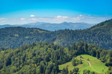 Dağın arka planında güzel bir gün batımı..