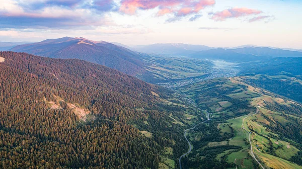 Schöner Sonnenuntergang vor dem Hintergrund der Berglandschaft. — Stockfoto