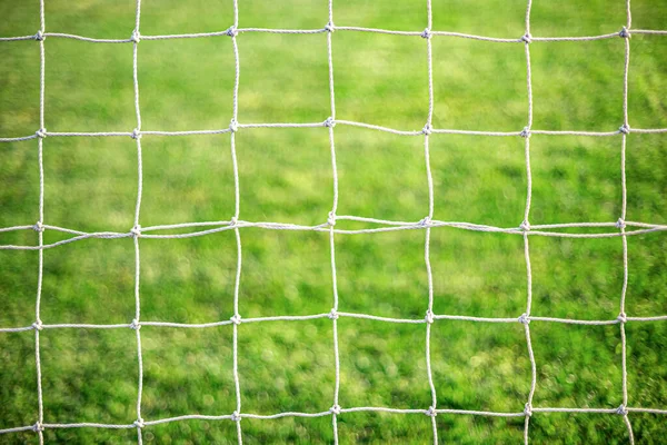 Vit fotboll mål nät på gräs bakgrund. — Stockfoto