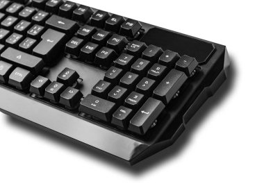 Beyaz arkaplanda bilgisayar klavyesi izole edildi.