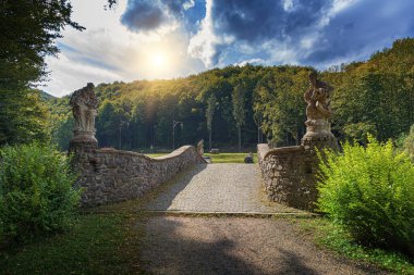 Parktaki taş köprü.