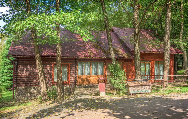 Egy ház az erdőben. — Stock Fotó