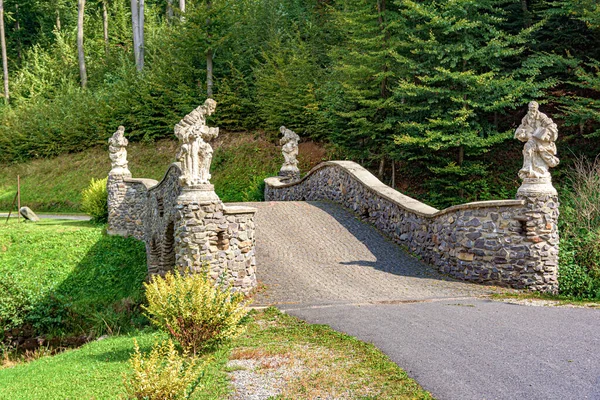 Kamienny most w parku. — Zdjęcie stockowe