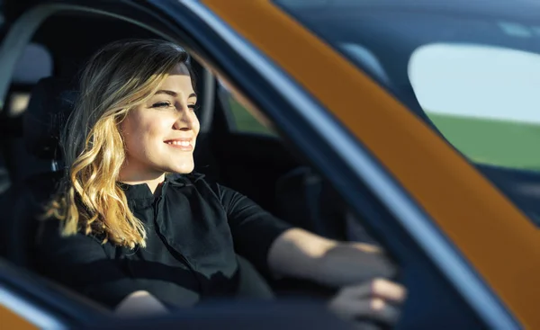 Blondýna v autě. Atraktivní žena řídí auto. — Stock fotografie