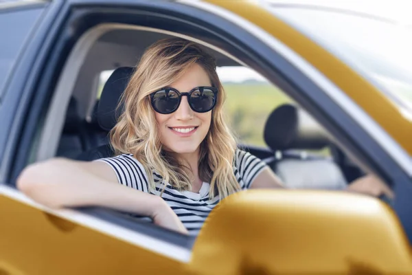 Блондинка в машині. Приваблива жінка водить машину . — стокове фото