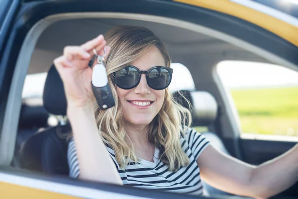 Rubia en el coche. Mujer atractiva conduce un coche. — Foto de Stock