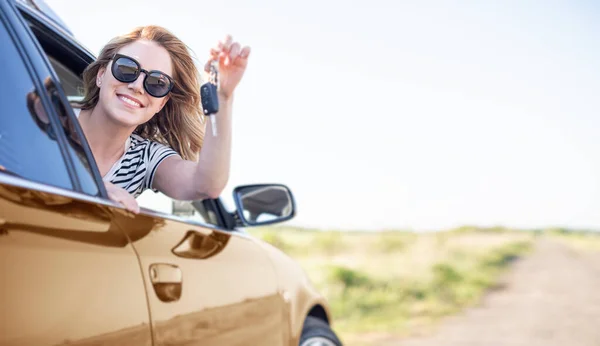 Blonde in the car. Attractive woman drives a car. — Stock Photo, Image