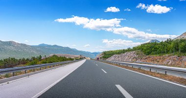 Mavi gökyüzü olan dağ yolu.