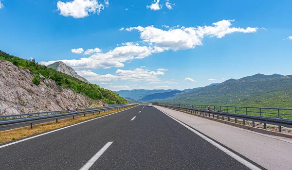 Górska autostrada z błękitnym niebem. — Zdjęcie stockowe
