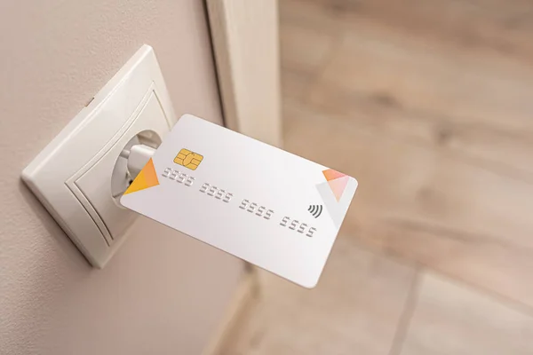 은행 신용 카드는 전기 콘센트에서 충전 된다. — 스톡 사진