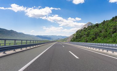 Mavi gökyüzü olan dağ yolu.