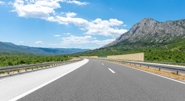 Mavi gökyüzü olan dağ yolu.