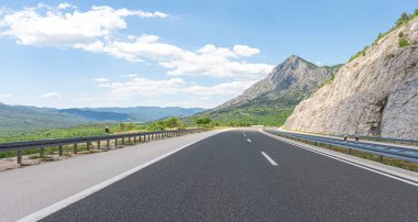 Mavi gökyüzü olan dağ yolu.