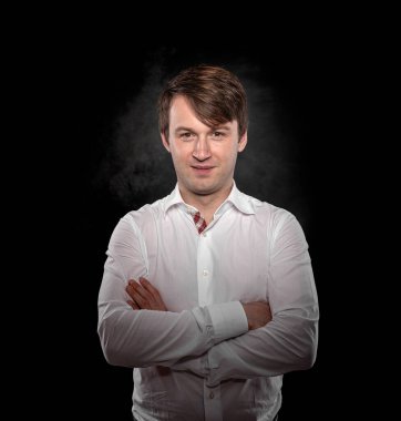 Karanlık bir arka planda genç bir adamın portresi.