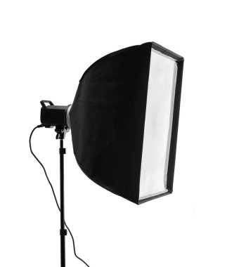 Profesyonel bir fotoğraf stüdyosu flaşı, dikdörtgen bir softbox ile bir standa monte edilmiş, beyaz bir arka planda izole.