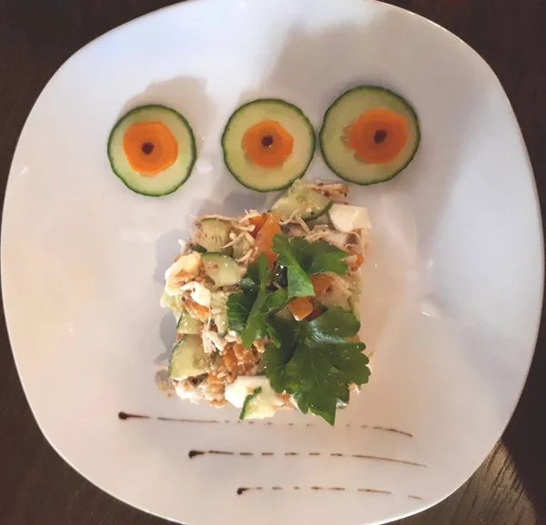 Beyaz bir tabak lezzetli havuç salata