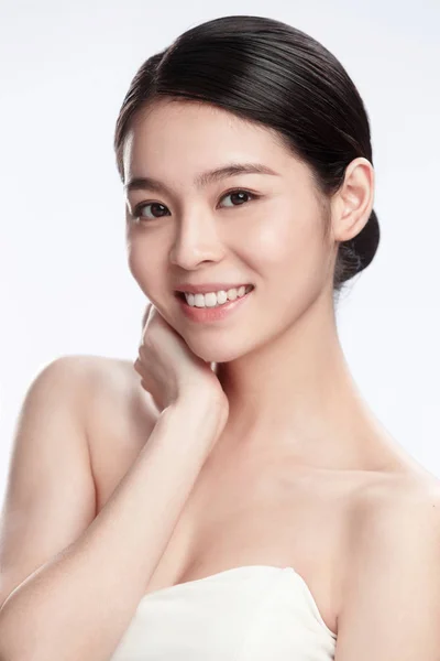 Retrato Elegante Joven Asiática Mujer Sonriendo Cámara Aislada Gris —  Fotos de Stock