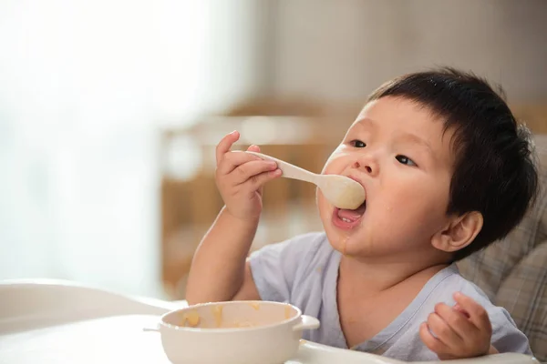 Adorable Asiático Niño Celebración Cuchara Comer Casa —  Fotos de Stock