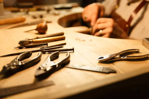 Vista Cerca Las Herramientas Mesa Madera Diseñador Joyas Trabajando Detrás —  Fotos de Stock