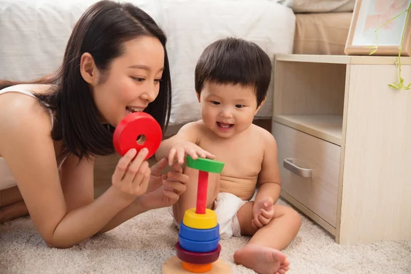 Feliz Jovem Mãe Ajudando Adorável Sorrindo Bebê Brincando Com Brinquedo — Fotografia de Stock