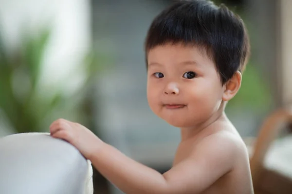 Vista Lateral Del Adorable Niño Asiático Apoyado Sofá Mirando Cámara — Foto de Stock